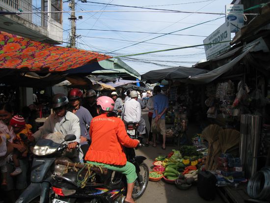 der Markt... egal wie eng die Gassen sind, hauptsache man hat sein Mofa dabei! 