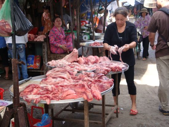 ... ueber frischem Fleisch! Man beachte den Schweinekopf hinten links...