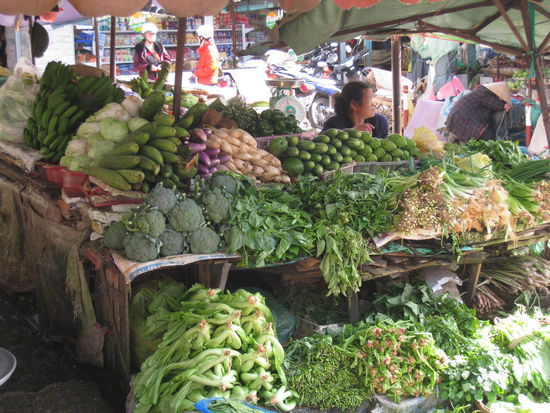 es ist immer wieder schoen, die verschiedensten Fruechte und Gemuese mit ihren intensiven Farben auf dem Markt zu betrachten - und manchmal auf Einkaufstour zu gehen!