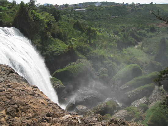 auf halsbrecherische Art begaben Lindsay und ich mich mit einem unserer Guides in den Wasserfall hinein 