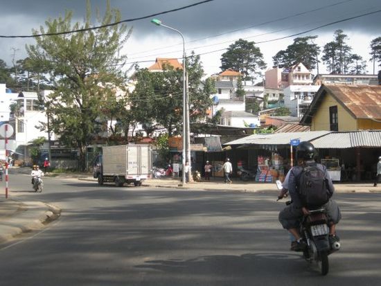 wenn man so durch die Gegend von Dalat chauffiert wird kann man die Aussicht bestens geniessen und nachfolgend einige Impressionen...