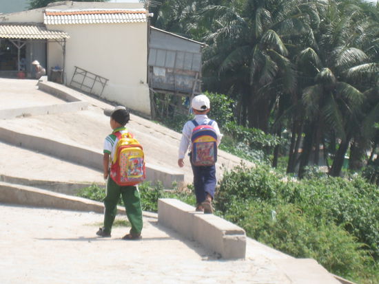 meine "kleinen Verfolger": zuerst haben sie voller Stolz ihre "englischen Woerterkenntnisse" praesentiert und anschliessend sind sie mir ein Stueckchen hinterhergesprungen, als ich mit dem Fahrrad der Strasse entlang fuhr 
