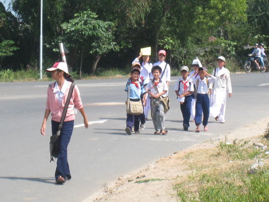... man betrachte die Schuluniformen!