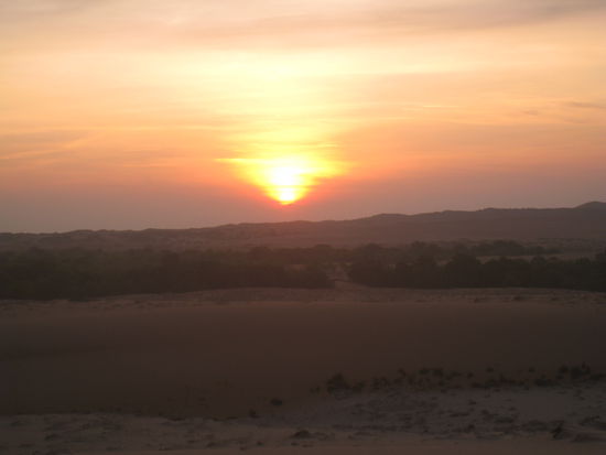 es lohnte sich um 04.40 Uhr aufzustehen und mit einem Guide, der mich mit seinem Motorrad zu den Sandduenen fuhr den Sonnenaufgang zu betrachten - ein unvergesslich schoenes Erlebnis