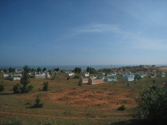 immer wieder hat es mitten in der Landschaft Friedhoefe.