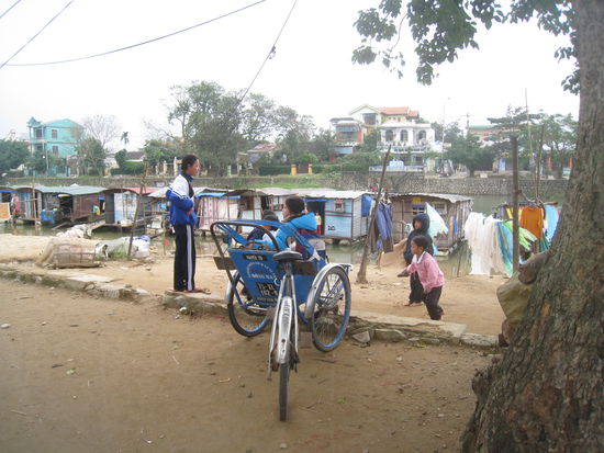 Mit dem Fahrrad begab ich mich wiedereinmal auf Entdeckungstour. Ich bin immer wieder von Neuem fasziniert wie das Leben in anderen Kulturen sich abspielt! Und so sieht es auf der noerdlichen Seite des Perfume Rivers aus, wo sich auch die Zitadelle befindet.