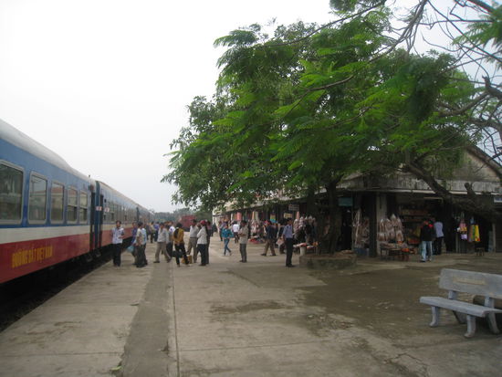 Hier konnten Shingo und ich waehrend der langen Zugfahrt von Hue nach Hanoi nach frischer Luft schnappen. 