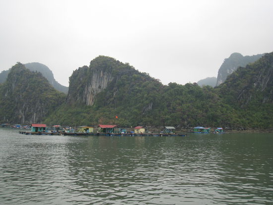 eines der zahlreichen Fischerdoerfchen in Halong Bay