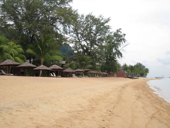 Der Resort eigene Strand. 
Am letzten Tag als wir die Kamera an den Strand mitnahmen, war leider das Wetter nicht so schoen.