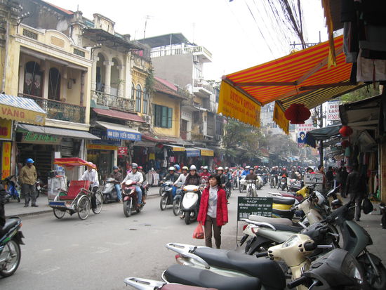 an der einen Strasse kann man Kleider kaufen, an der anderen Schuhe, in noch einer anderen Kosmetikprodukte, Essen, Suessigkeiten, Dekorationsmaterial, Spielzeuge usw.  nur sollte man wissen, an welcher Strasse was und bei wem kaufen kann! 