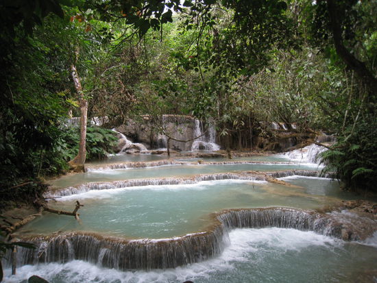 am "Tat Kuang Si" Wasserfall. da der Akku meiner Kamera den Geist aufgab, kann ich euch erst zu einem spaeteren Zeitpunkt noch viel schoenere Bilder nachliefern 