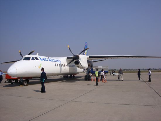 Mit diesem fast schon beaengstigend kleinen Propeller-Flugzeug gings von Bangkok nach Vientiane!