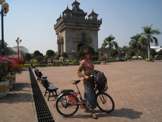 Hier ein beispiel des asiatischen Fahrrades... stylisch!  Im Hintergrund sieht man noch den laotischen "arc de triomphe"! (Patuxai)