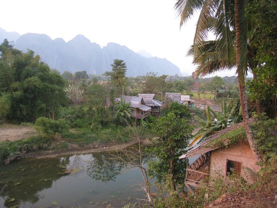 Vang Vieng... eines der Bungalows im Hintergrund war unser Freiluft-Bungalow in dem wir zum Glueck nur ein paar Stunden verbrachten...