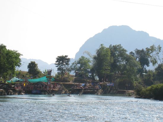 Hier war der Start des Tubings! Im Hintergrund sieht man die auf Bamboostegen gebauten Bars...