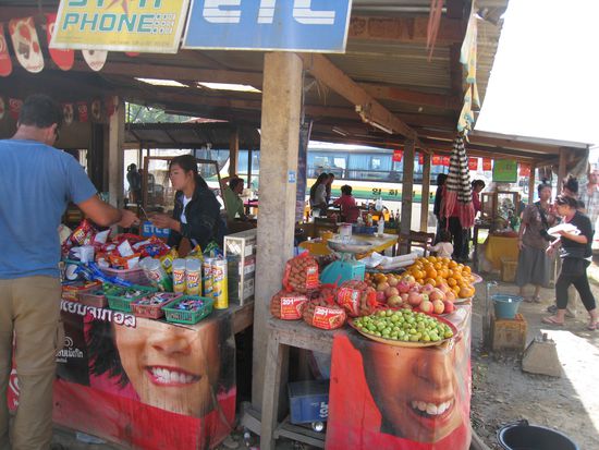 Hier stoppte der Bus und wir hatten die Moeglichkeit uns mit Proviant einzudecken