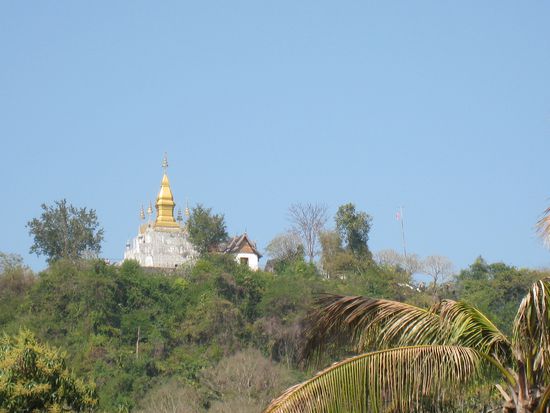 Hier sieht man den beruehmten Tempel in Luang Prabang, der mitten in der Stadt auf dem Mount "Phu Si" steht