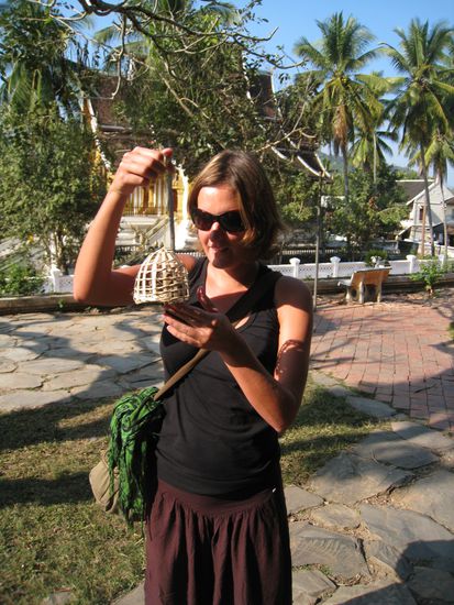 Sandras beruehmte Vogelbefreiungsaktion!
Die Einheimischen sagen, dass wenn man die Voegel frei laesst einem ein Wunsch in Erfuellung gehen soll... Doch Sandra hatte andere Hintergruende! Die 2 Voegel hat es auf jeden Fall gefreut...  Und das mit dem Wunsch werden wir sehen...