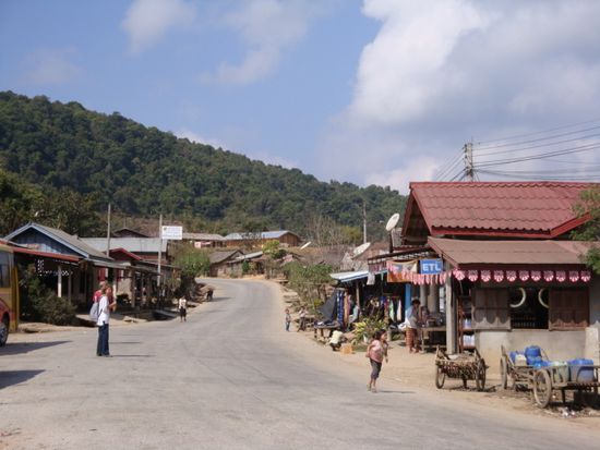 Unterwegs nach Luang Prabang... Hier wurde ein Busstop gemacht.