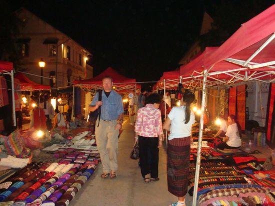 Der Nightmarket, where everyone gets a bargain!