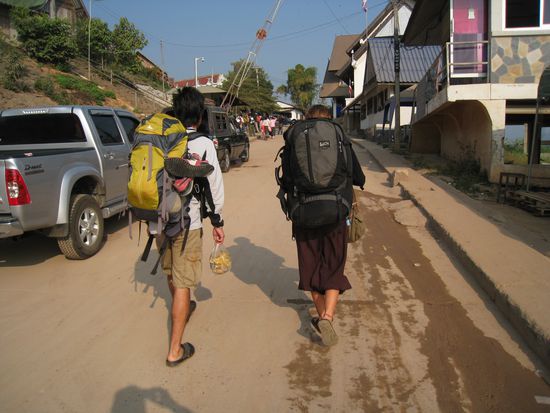 Noch ein paar wenige Schritte bis zur thailaendischen Grenze... "Hoschi" und Sandra schwer bepackt!