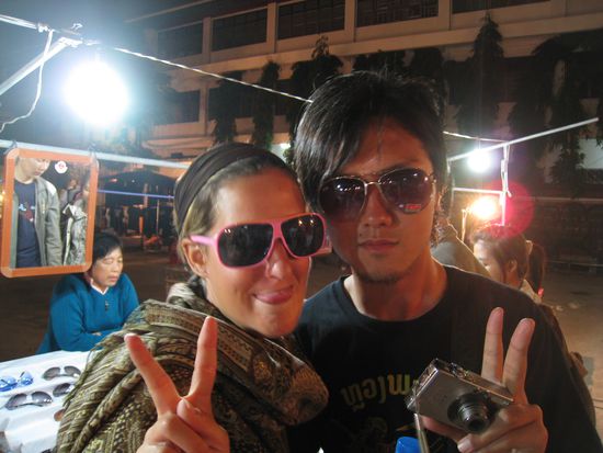 *Freaks* 
Die Sonnenbrillenverkaeuferin war von unserem Fotoshooting nicht so begeistert... Ach ja... Hier gut erkennbar - die fuer Japaner typische "Fingerstellung"!