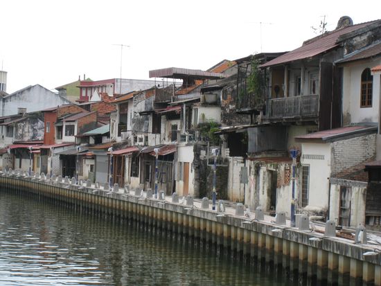 Ein anderer Stadtteil von Melaka...hier kann man gut erkennen, wie manche Einheimische leben...