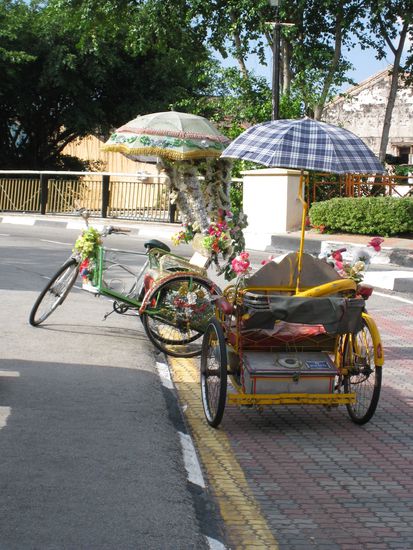 Wie waere es mit einer Spritztour?Man beachte die netten Accessoires... 