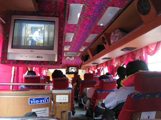 Im Bus nach Bangkok... Der Bus ist mit sehr viel liebe eingerichtet worden! 