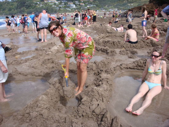 Hot Water Beach! Macht Jeannine nicht eine gute Figur als "Loch-Budlerin"?! Rechts im Bild sitzt Michaela im Pool und wartet auf frisches heisses Wasser...