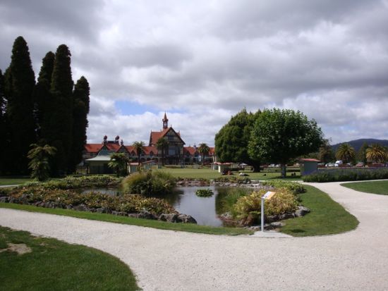 ... mit Blick auf das Rotorua Museum of Art & History