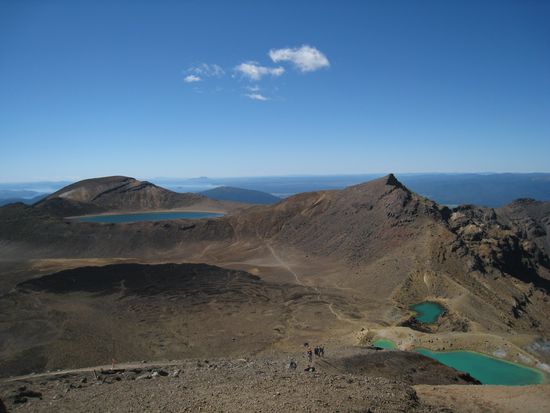 unterwegs... Blick auf die Emerald Lakes (rechts) und den Blue Lake (links)