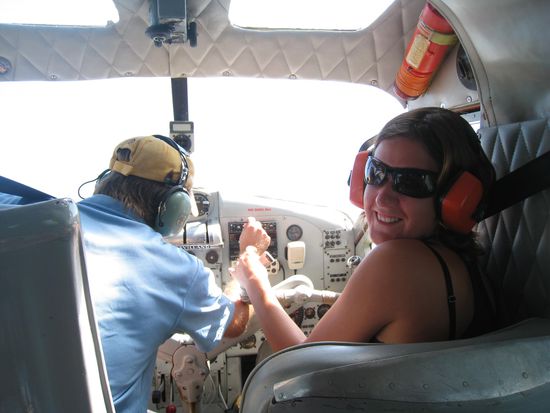 Ja kein Scherz... Sandra war tatsaechlich Co-Pilotin! Und wir sind alle sicher am Ziel angekommen... 