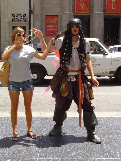 Sandra hat ihren Captain Jack endlich getroffen... er war aber nicht so freundlich und wollte ihr gleich den Schmuck stehlen!  Aber besser nicht... harharhar!