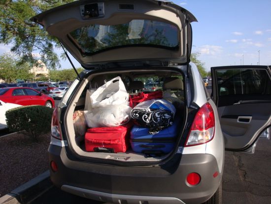unser armes Auto nach unserer Shoppingeskapade... (und das sind wirklich nur die Einkaeufe von diesem Tag!)