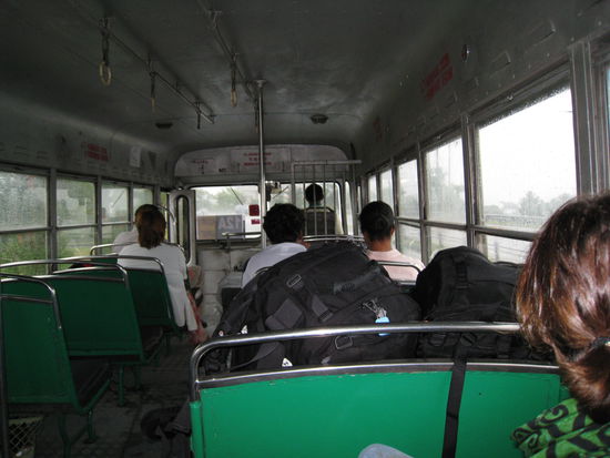 Hier sieht man mal einen Bus von innen... Sehr bequem...man beachte auch die undichten und klapprigen Fenster...