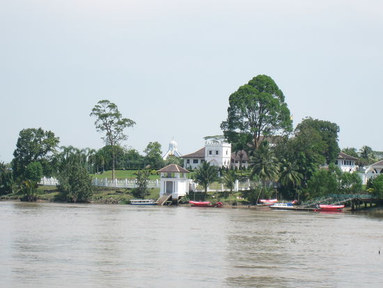 Sicht auf das Fort Margherita, welches sich am anderen Flussufer befindet...