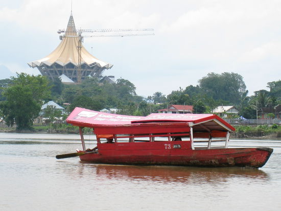 Mit so einem Boot sind wir rumgecruist... 
Im Hintergrund sieht man das Regierungsgebaeude, welches gerade renoviert wird.