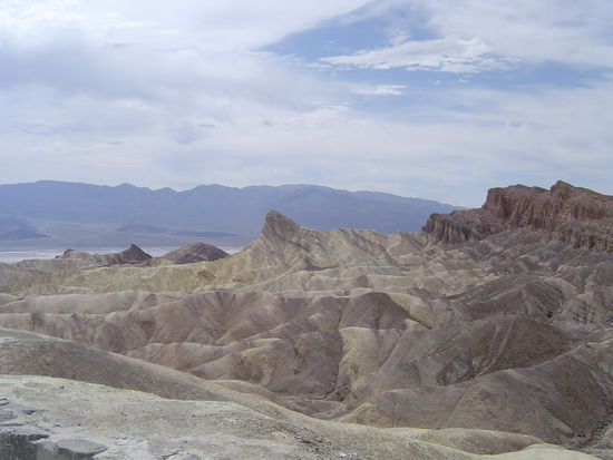 das Death Valley... unser Thermometer stieg und stieg... 
