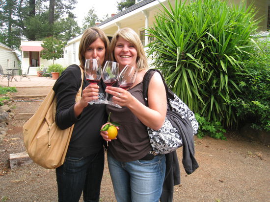 Prost! Man beachte auch die Orange, welche soeben frisch vom Baum gepflueckt wurde!