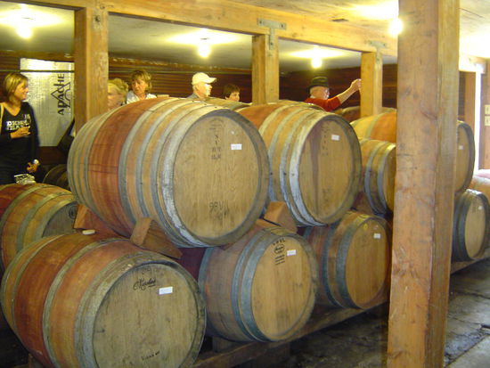... in einem der diversen Weinkeller! 
Aus diesen Faessern wurde frischer Wein direkt in unsere Glaeser abgefuellt! 