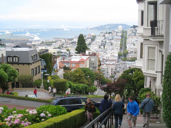 ...da San Francisco auf Huegeln gebaut ist, gibt es ueberall sehr steile Srassen! Dafuer ist die Aussicht ueberwaeltigend... 