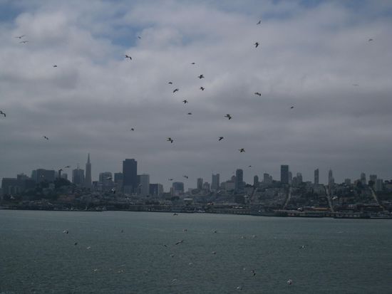 ... und die super Aussicht auf die Stadt! 
Die "armen" Verbrecher konnten immer die grosse Freiheit nur ein kleines Stueckchen weit entfernt sehen... 
Versuchten deshalb soviele zu fliehen?