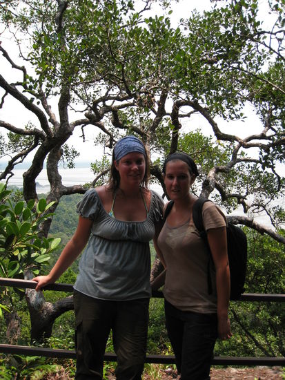 Wir zwei nach dem Aufstieg... nassgeschwitzt und kaputt... zum Glueck ist das Bild etwas dunkel sonst haette man unsere roten Koepfe gesehen! 