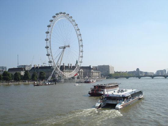 Der Blick vom "eye" über die Themse auf Londons Wahrzeichen wie den Big Ben darf für viele nicht fehlen.