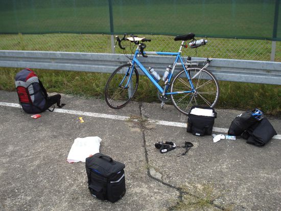 Als Fortbewegungsmittel für die ersten Reiseabschnitte entschied ich mich zunächst für ein Rennrad mit "unkaputtbaren" Reifen von Continental. Nur eines sei verraten, ich kam nach einem Jahr mit einem anderen Rad nach Hause zurück, als mit welchem ich es verließ  China sei dank.