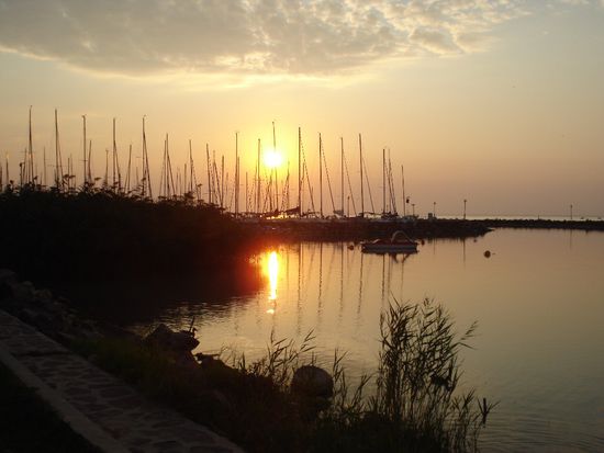 Die Suche nach einem geeigneten Schlafquartier erweist sich allerdings nicht immer als simpel. Kurz nach Balatonfüred, am nördlichen Ufer des Plattensees war es dann aber kein Problem.
Nach meiner ersten ungarischen Nacht im Schlafsack erwartete mich dieser schöne Sonnenaufgang am Balaton. Traumhaft so geweckt zu werden.