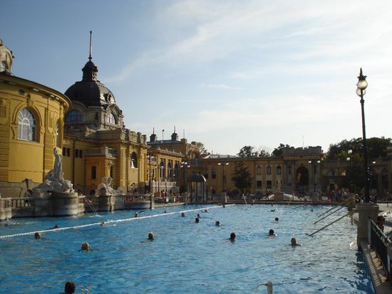 Der Besuch dieses wunderschönen Spa Gyógyfürd thermal war seinen Forint allemal wert, angesichts der prachtvollen Umbauung wollte man nicht mehr aus dem Wasser heraus.