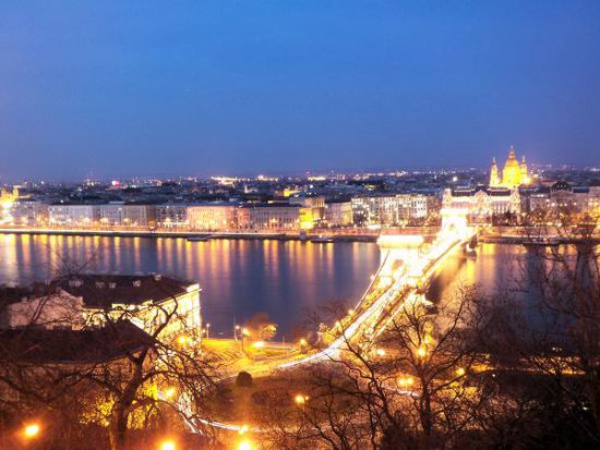 die chain bridge bei Nacht,