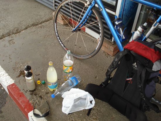 Ungefähr so sehen die regelmäßigen Trinkstops auf einer langen Radfahrt aus. Entweder wechselt das flüssige Gut kehrtwendend das Gefäß oder die Trinkflaschen parken der Einfachheit halber direkt in der Halterung, bevor dessen Inhalt den Schlund findet.